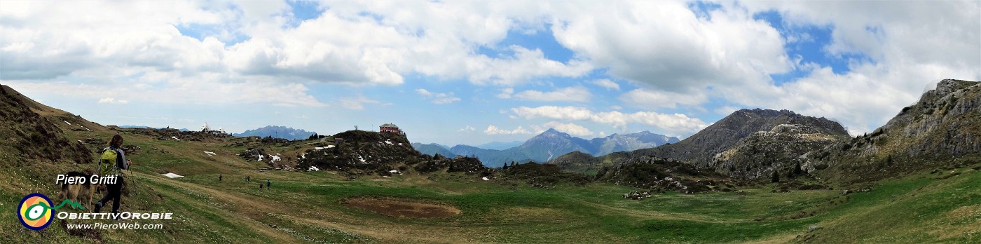 79 Vista panoramica verso i Rif. Nicola e Cazzaniga.jpg